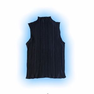 Black pleated top